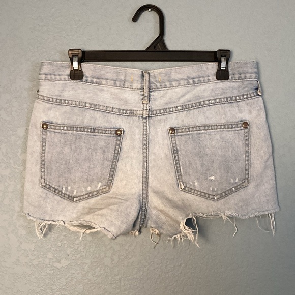 Free People Cutoff Short Shorts ~ Size W 27 ~ Light Blue Wash - Picture 2 of 9